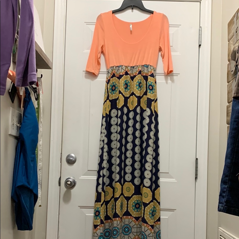 4/$10 Auditions Peach and Navy Patterned Maxi Dress Size Small - Long & Tall
